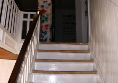 Et kig op til første sal fra trappen på opholdsstedet Vangeledgård