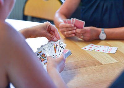 Kortspil som en fælles aktivitet på opholdsstedet Vangeledgård på Fyn