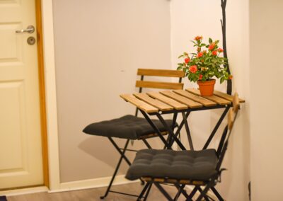Bord-stole-sæt med plads til to personer på opholdsstedet Vangeledgård
